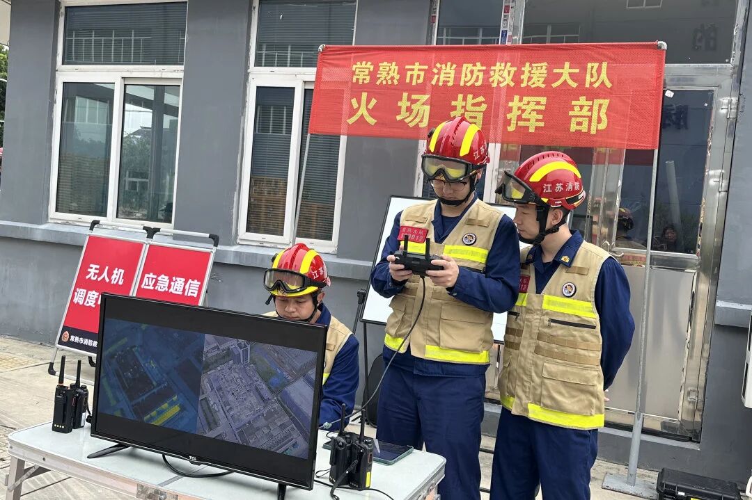 Inayos ng Changshu Fire Rescue Brigade ang Dongbang, Meili, at Zhitang Fire Brigades upang magsagawa ng mga praktikal na drills ng sunog sa pabrika